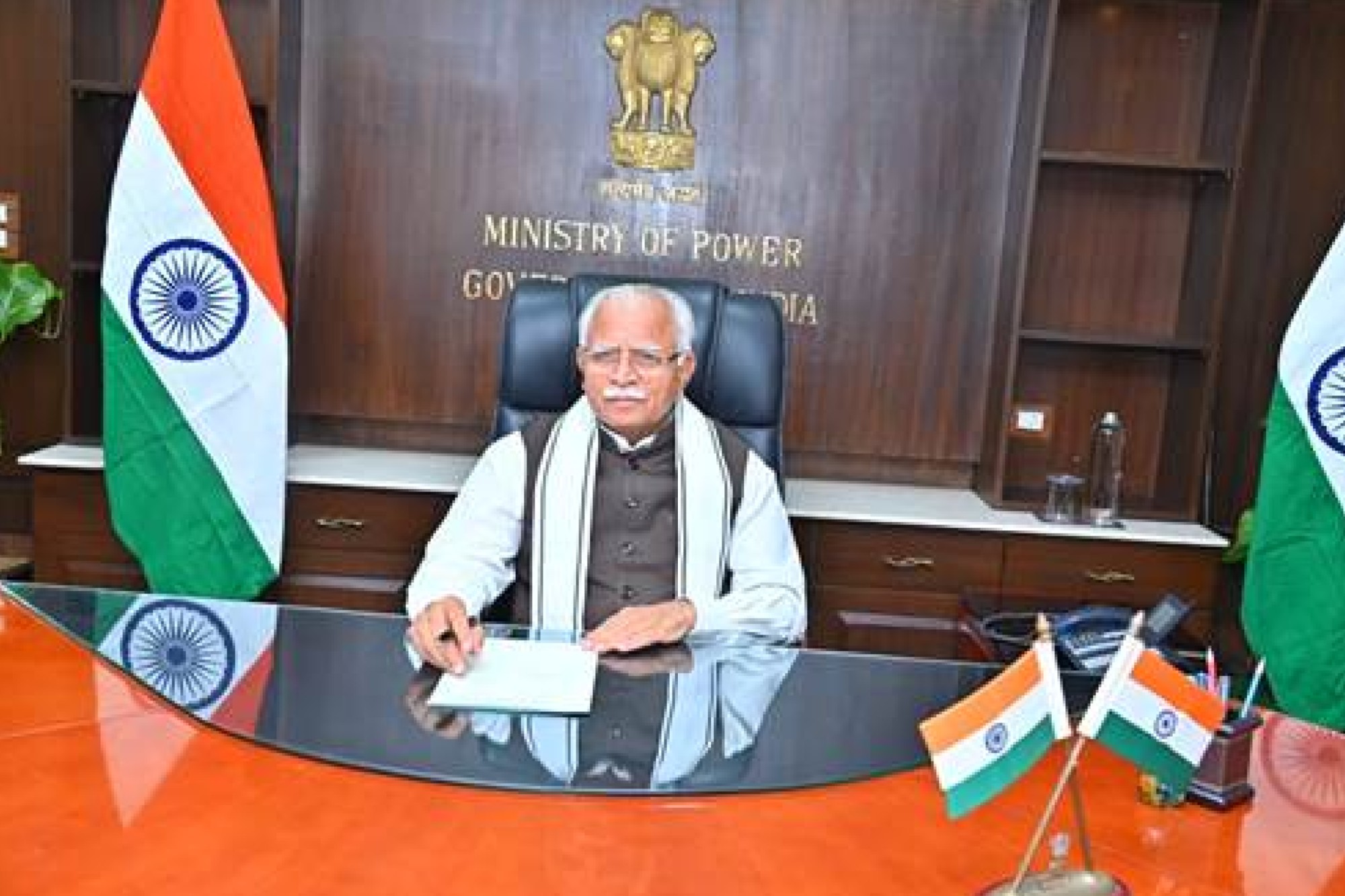 Manohar lal khattar takes charge as Union power minister