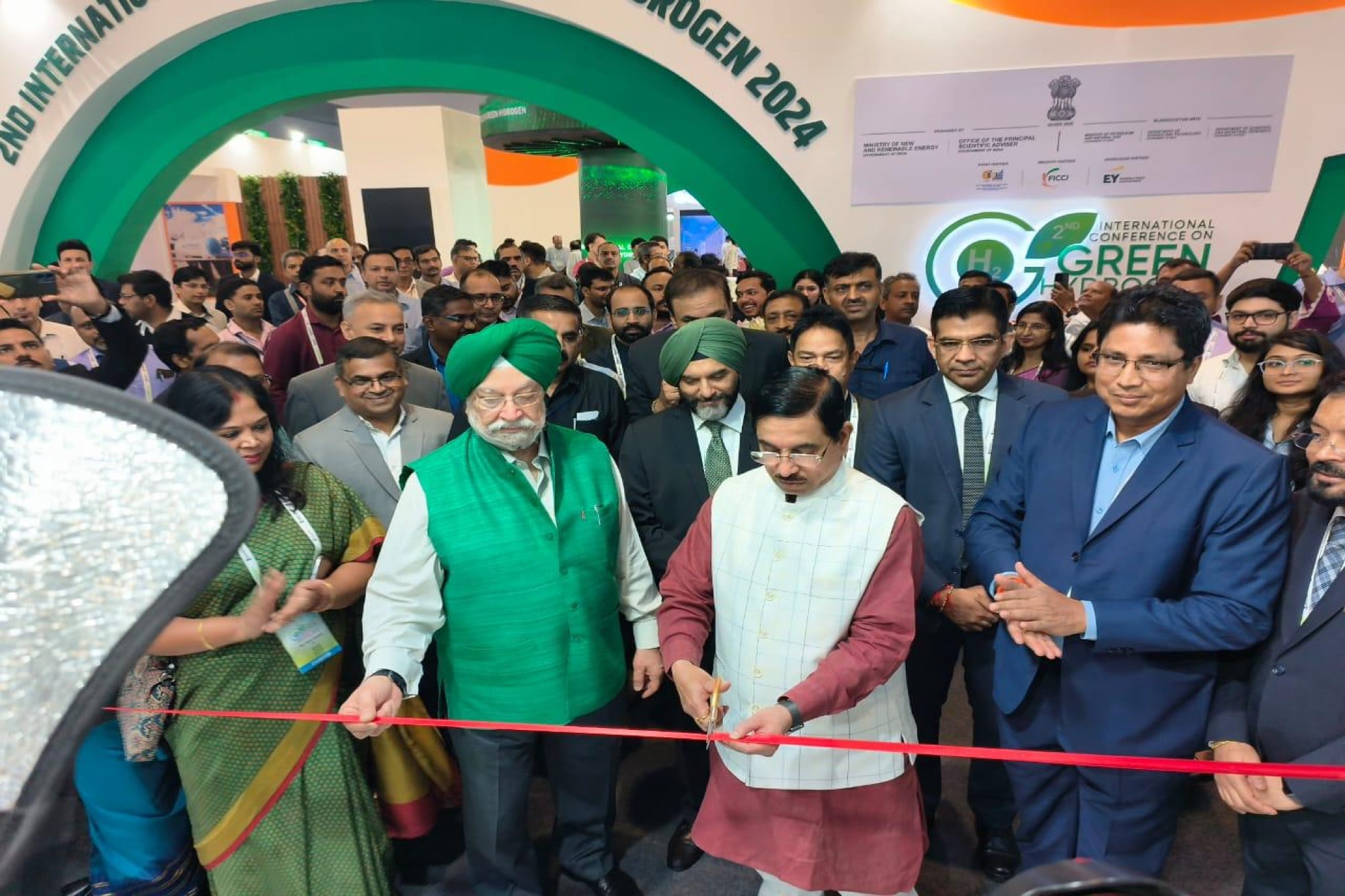 Union Ministers inaugurate IREDA pavilion at green hydrogen conference